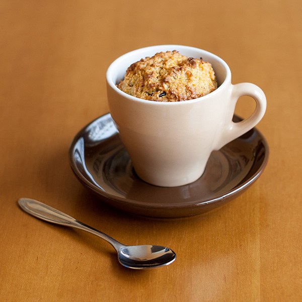 Eenvoudige havermout mug-cake ontbijt